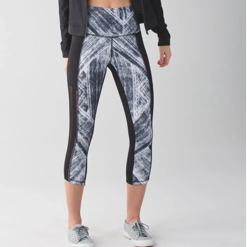 Lululemon Hot To Street Crop Leggings  Heat Wave White/Black